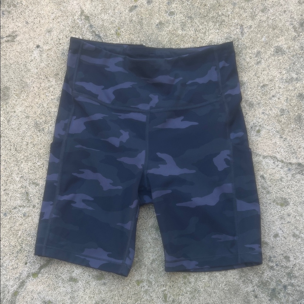 Athleta Ultimate Stash Pocket Camo Print 7" Short Women's Size S - Picture 2 of 5